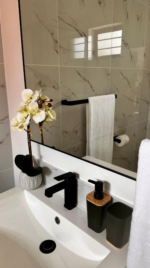 Stylish Executive Apartment With Power Backup 요하네스버그 외부 사진