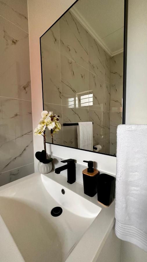 Stylish Executive Apartment With Power Backup 요하네스버그 외부 사진