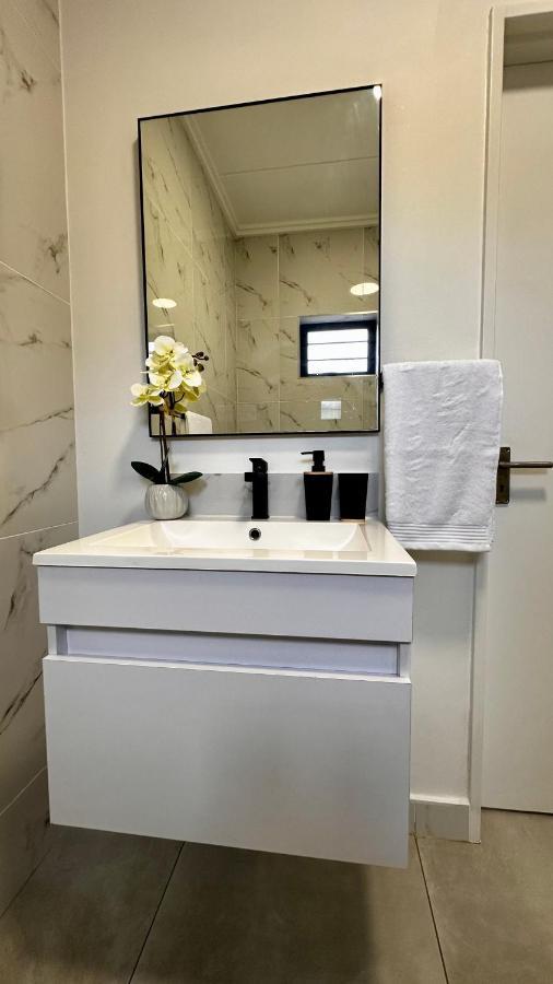 Stylish Executive Apartment With Power Backup 요하네스버그 외부 사진